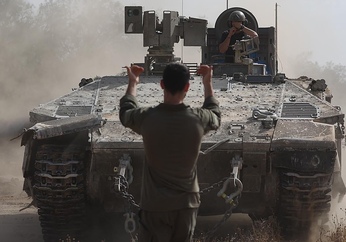 Un taque israelí hace maniobras en Gaza.