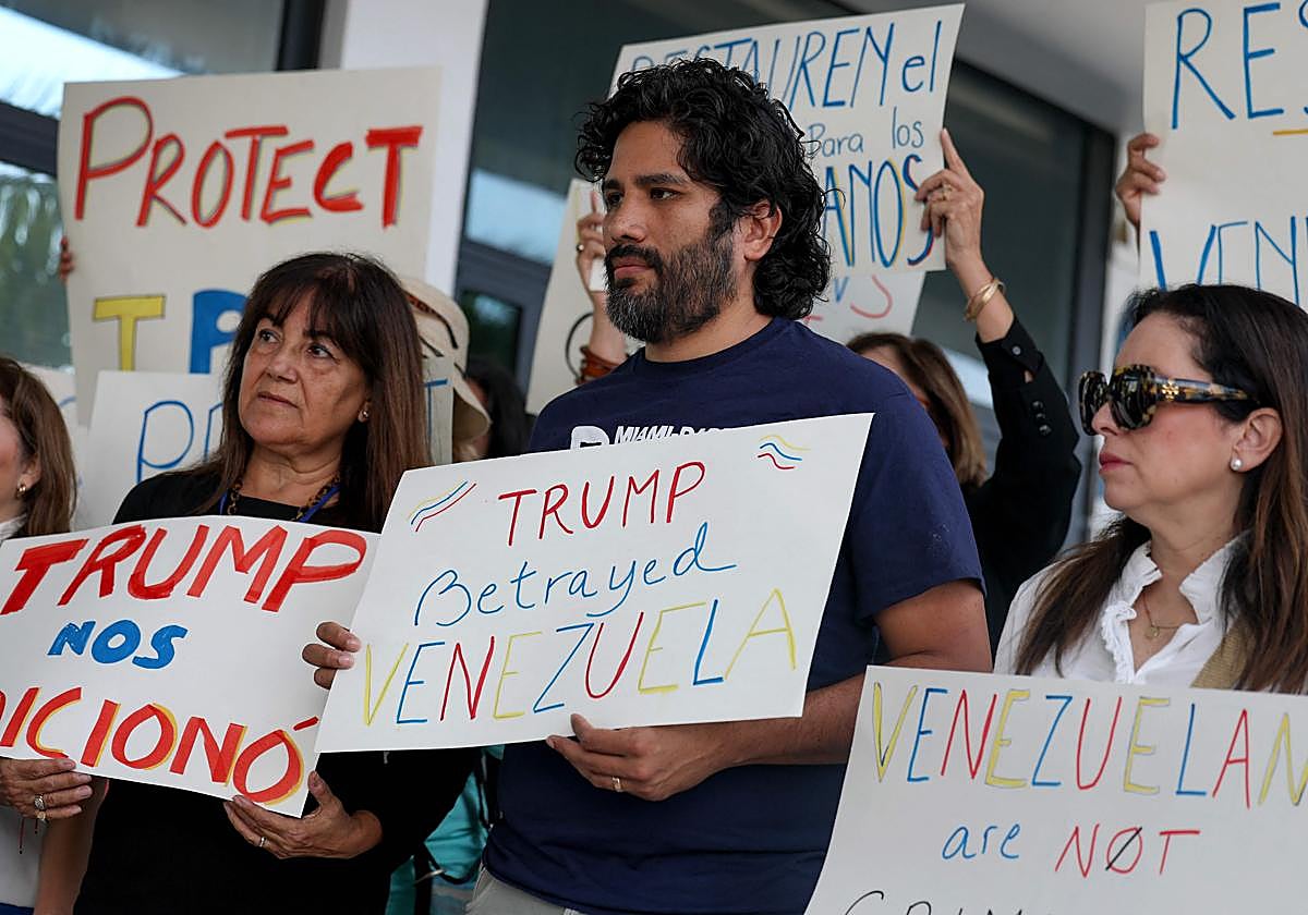 Un grupo de personas apoyan una resolución a favor del restablecimiento del estatus de protección temporal para los venezolanos.