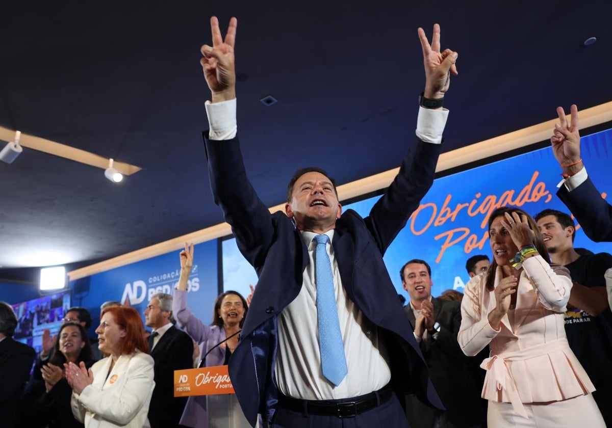 El primer ministro de Portugal, el conservador Luís Montenegro, celebra su victoria en las elecciones del domingo