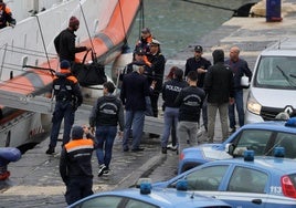 Bruselas propone una reforma para facilitar deportaciones como las de Italia a Albania