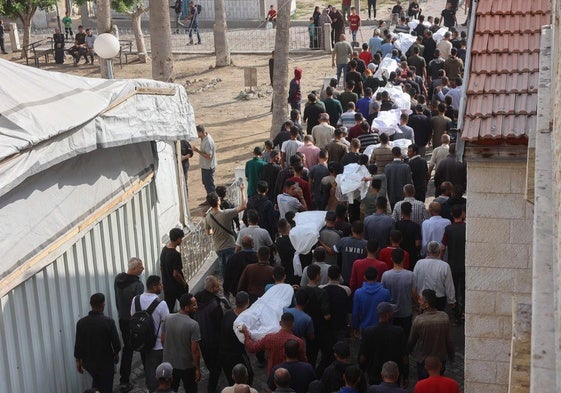 Israel autoriza la entrada de 100 camiones de ayuda tras una noche de bombardeos que dejan al menos 44 muertos en Gaza
