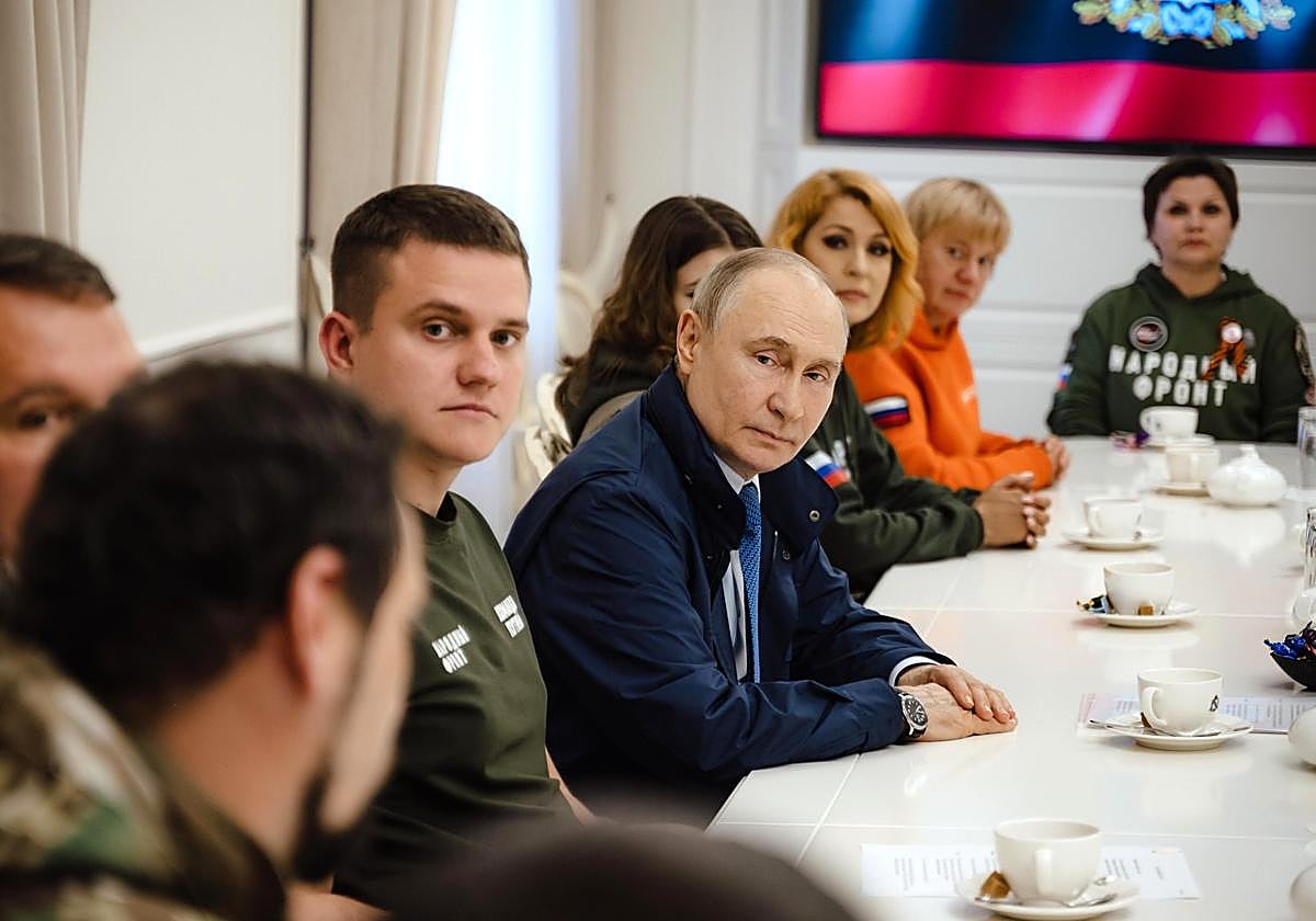 El presidente ruso, Vladímir Putin, se reúne con voluntarios y el gobernador regional de Kursk