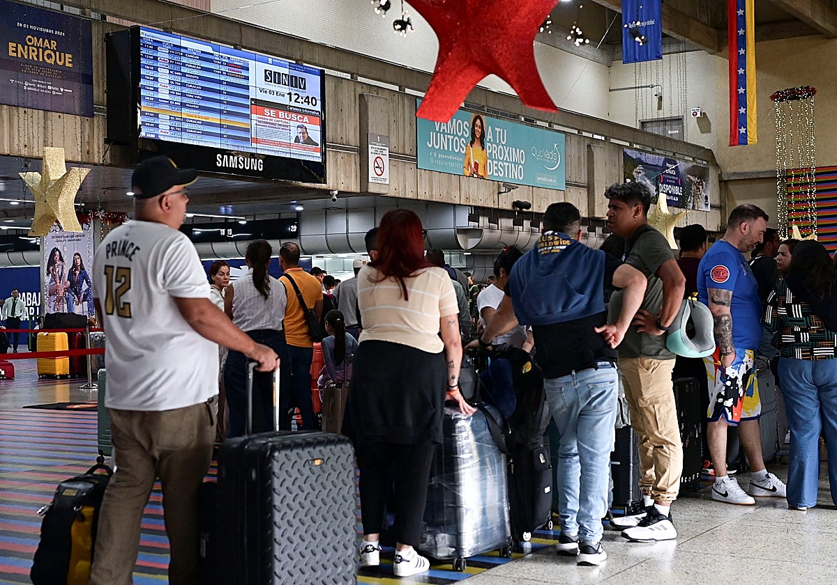Una foto del candidato presidencial opositor Edmundo González aparece en un panel de información de vuelo en el Aeropuerto Internacional Simón Bolívar en Maiquetía, estado de La Guaira