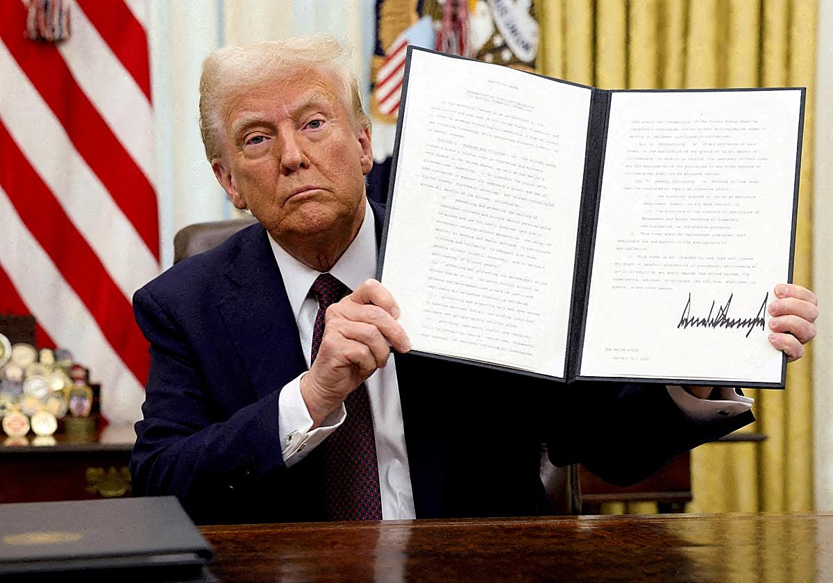 El presidente Trump firma órdenes ejecutivas en el Despacho Oval en una foto de archivo