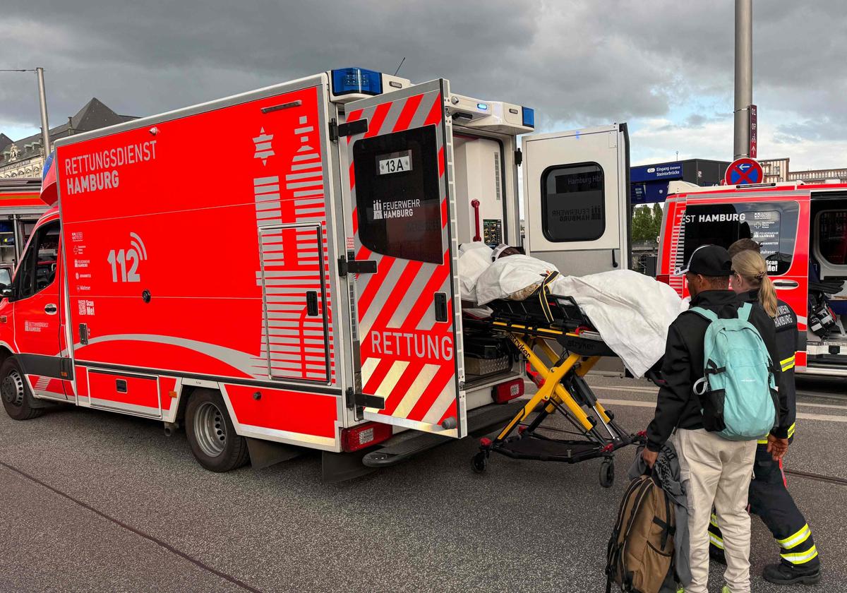 Los servicios de emergencia atienden a los heridos en la estación de trenes de Hamburgo.