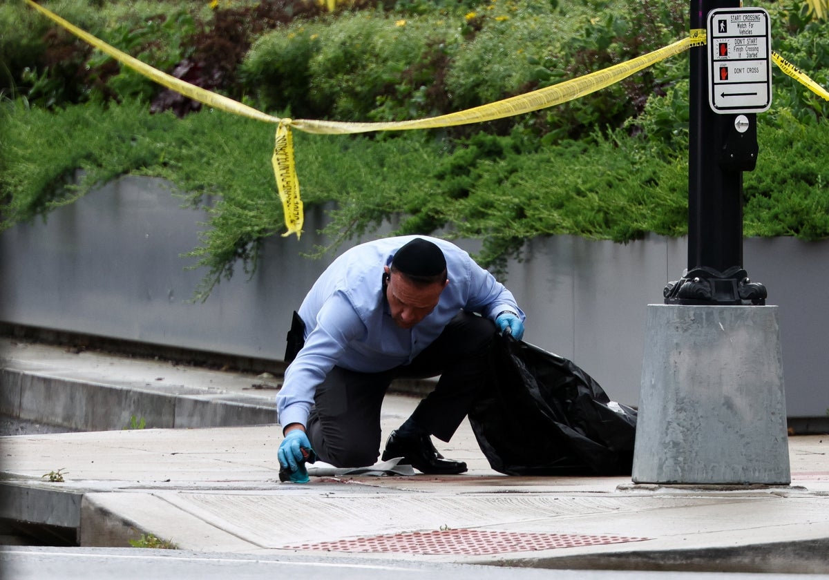 Foto: Un hombre judío limpia sangre del suelo donde, según el Secretario de Seguridad Nacional de Estados Unidos | En vídeo: Reconstrucción del asesinato en Washington