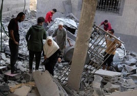 Al menos 50 personas desaparecidas entre los escombros tras un ataque israelí sobre un edificio de cuatro plantas en Gaza