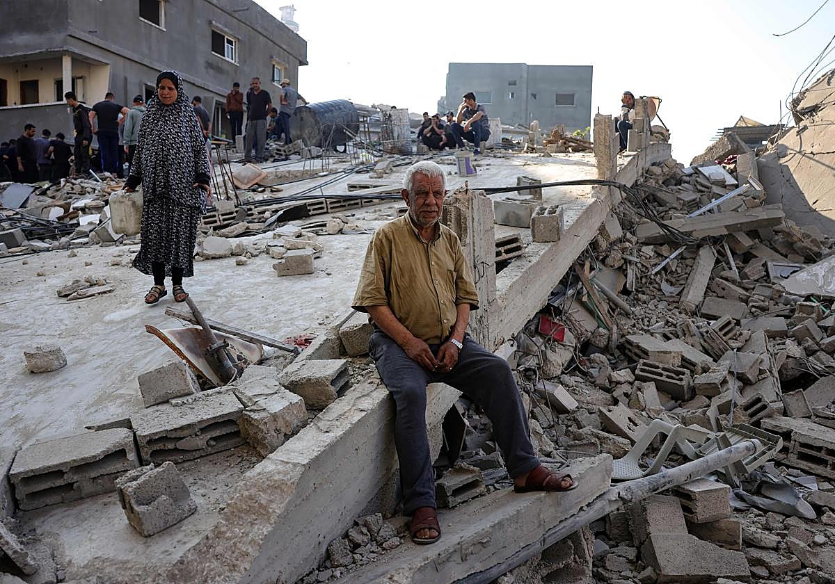 Los palestinos observan los escombros tras la ofensiva israelí en Jabalia, al norte de la Franja