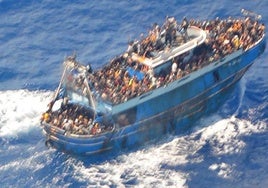 Diecisiete miembros de la Guardia Costera de Grecia, procesados por el naufragio de inmigrantes más mortífero del país
