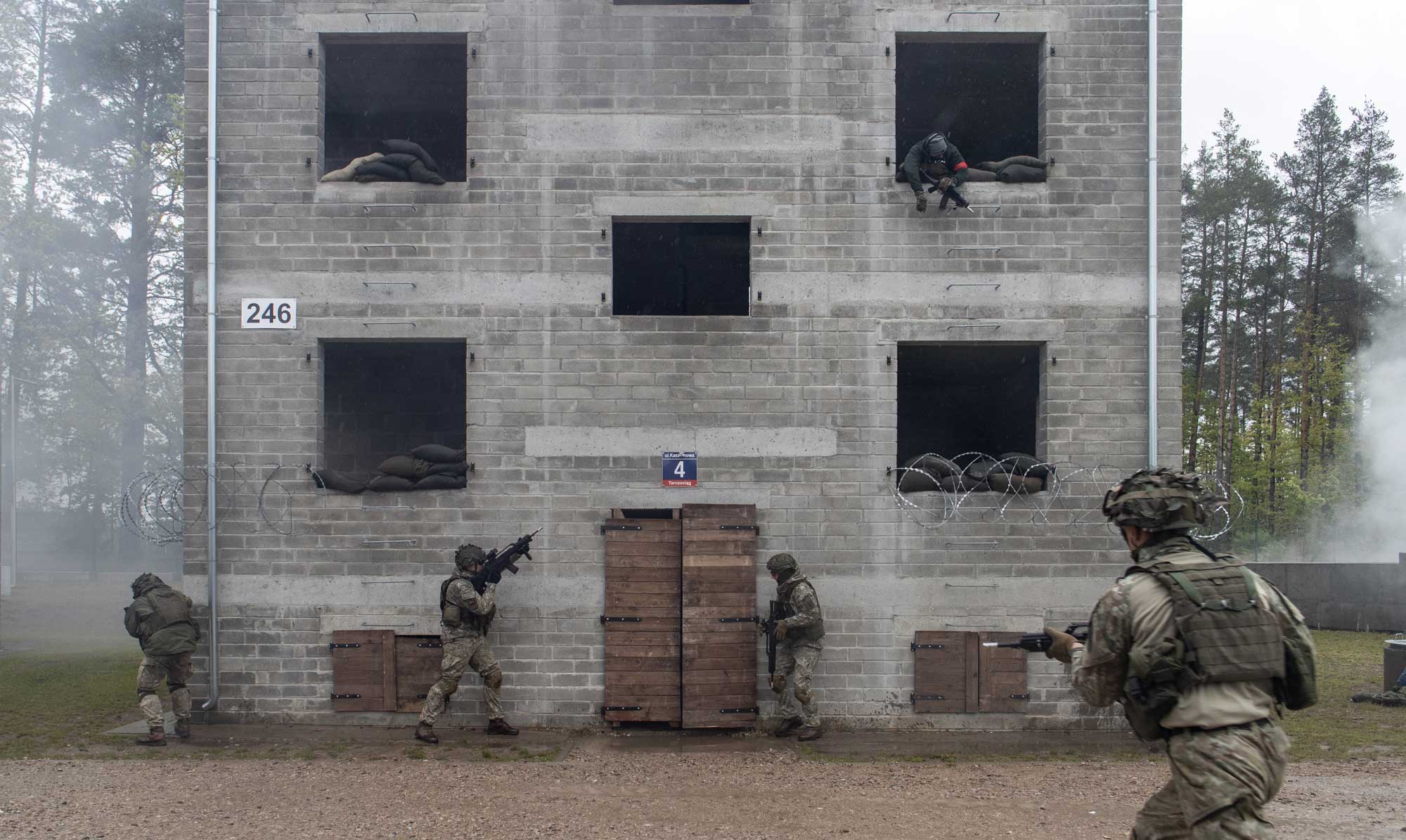 Varios soldados de la 16ª unidad mecanizada polaca entrenan asaltos coordinados a edificios tomados por enemigos