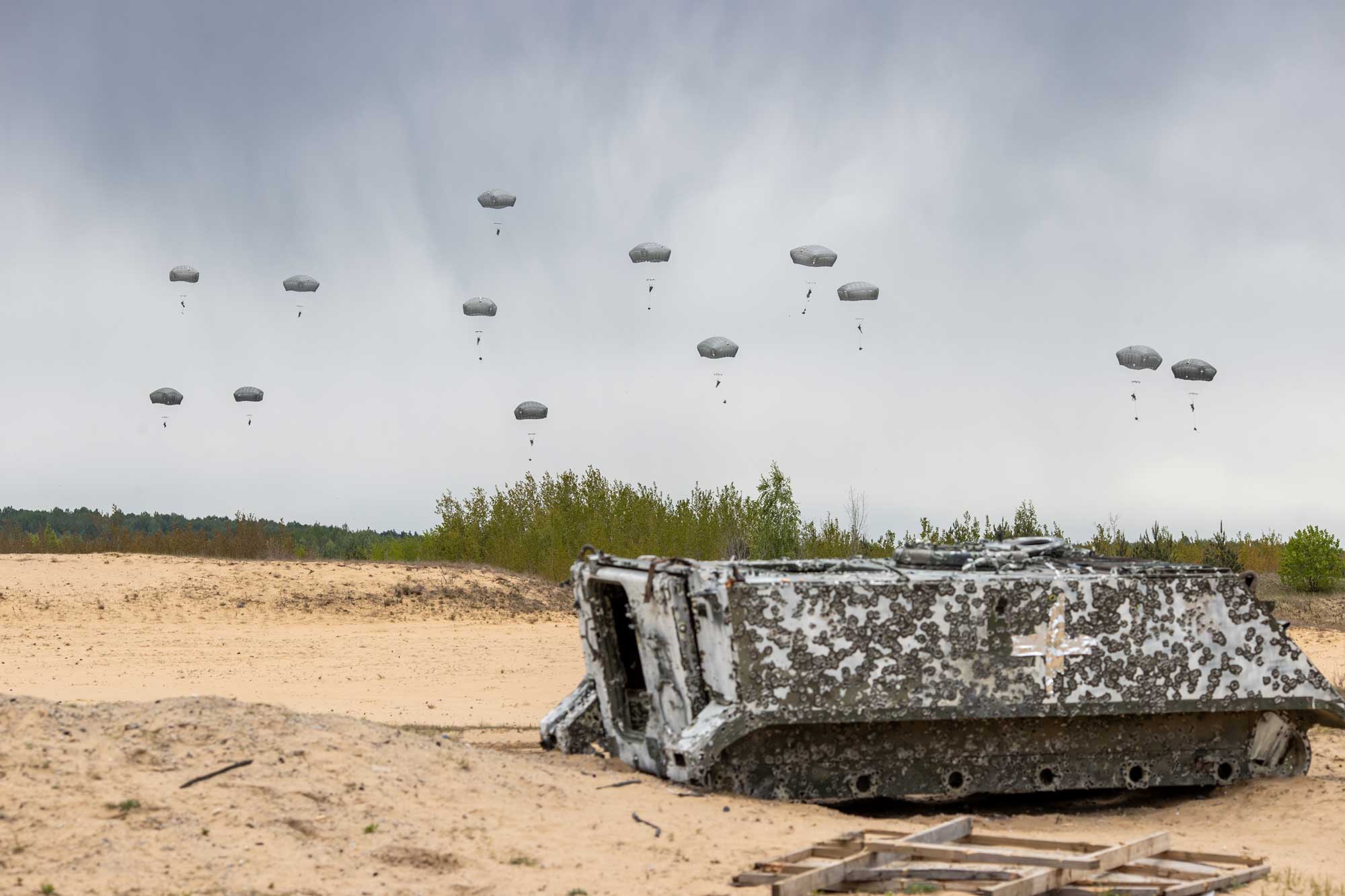 Paracaidistas americanos entrenan en Lituania en los ejercicios de la OTAN para la defensa del flanco oriental