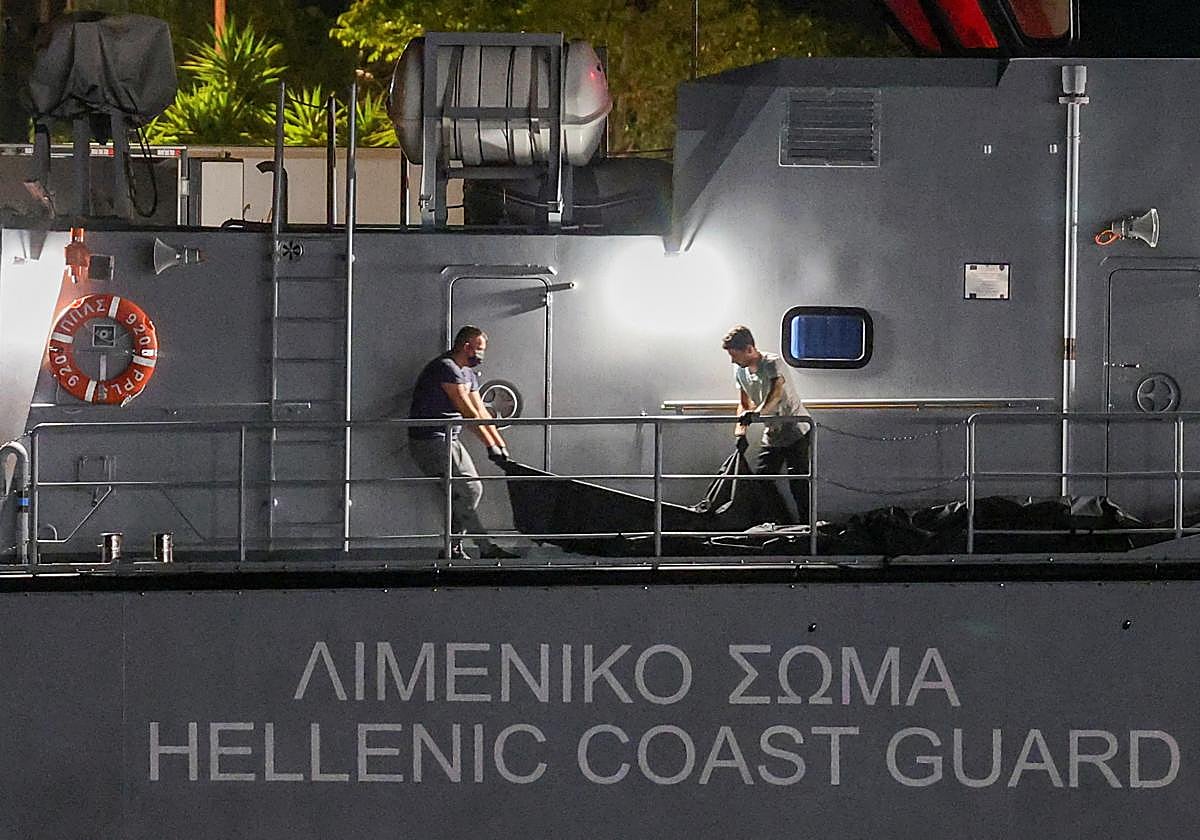 La guardia costera helena traslada cadáveres de migrantes que murieron en la costa griega