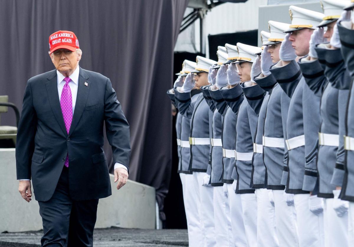 El presidente estadounidense, Donald Trump, pasa revista este sábado en la Academia de West Point