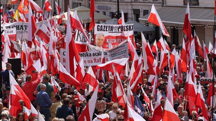 Duelo de marchas multitudinarias por la presidencia polaca en las calles de Varsovia