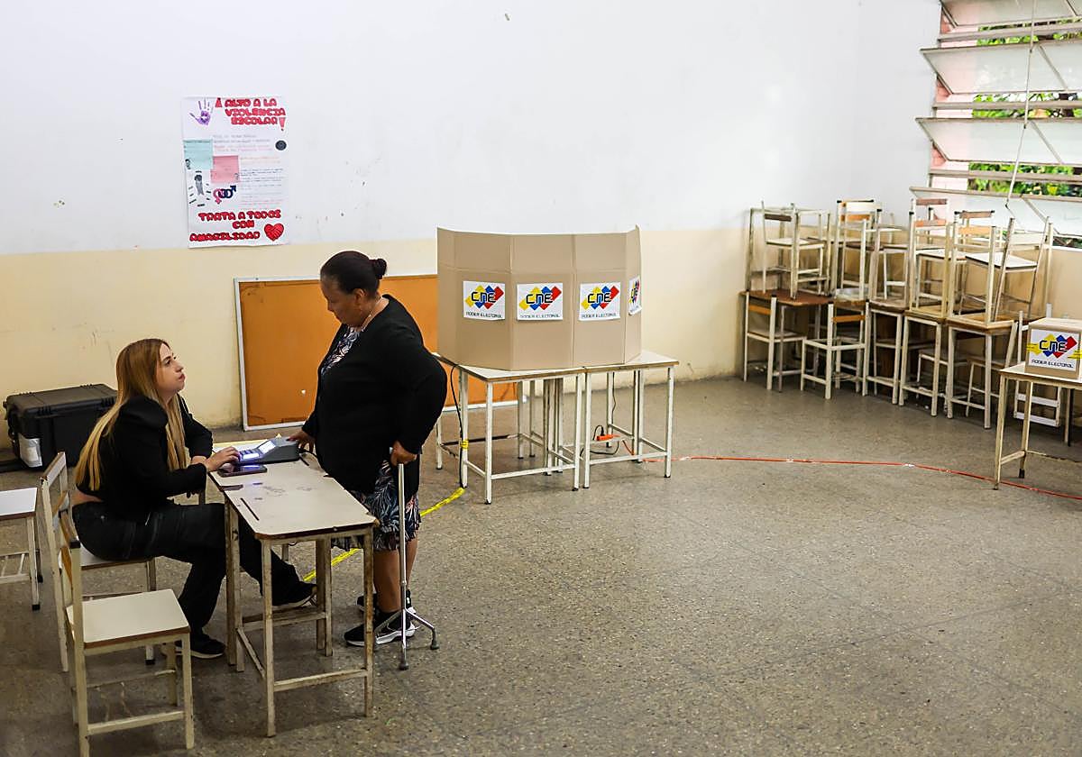Abren los centros de voto en Venezuela para las elecciones regionales y legislativas