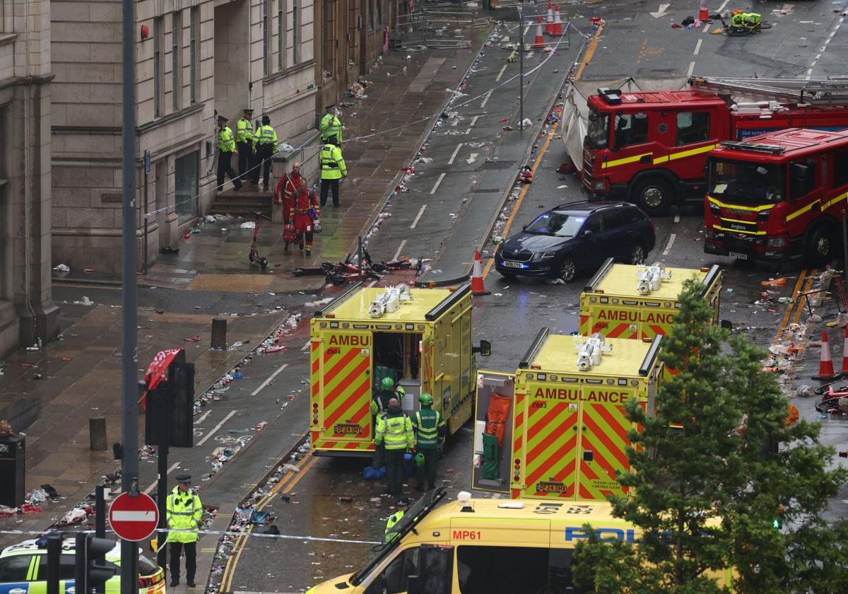 Cuerpos de bomberos, Policía y ambulancia trabajan tras el atropello.