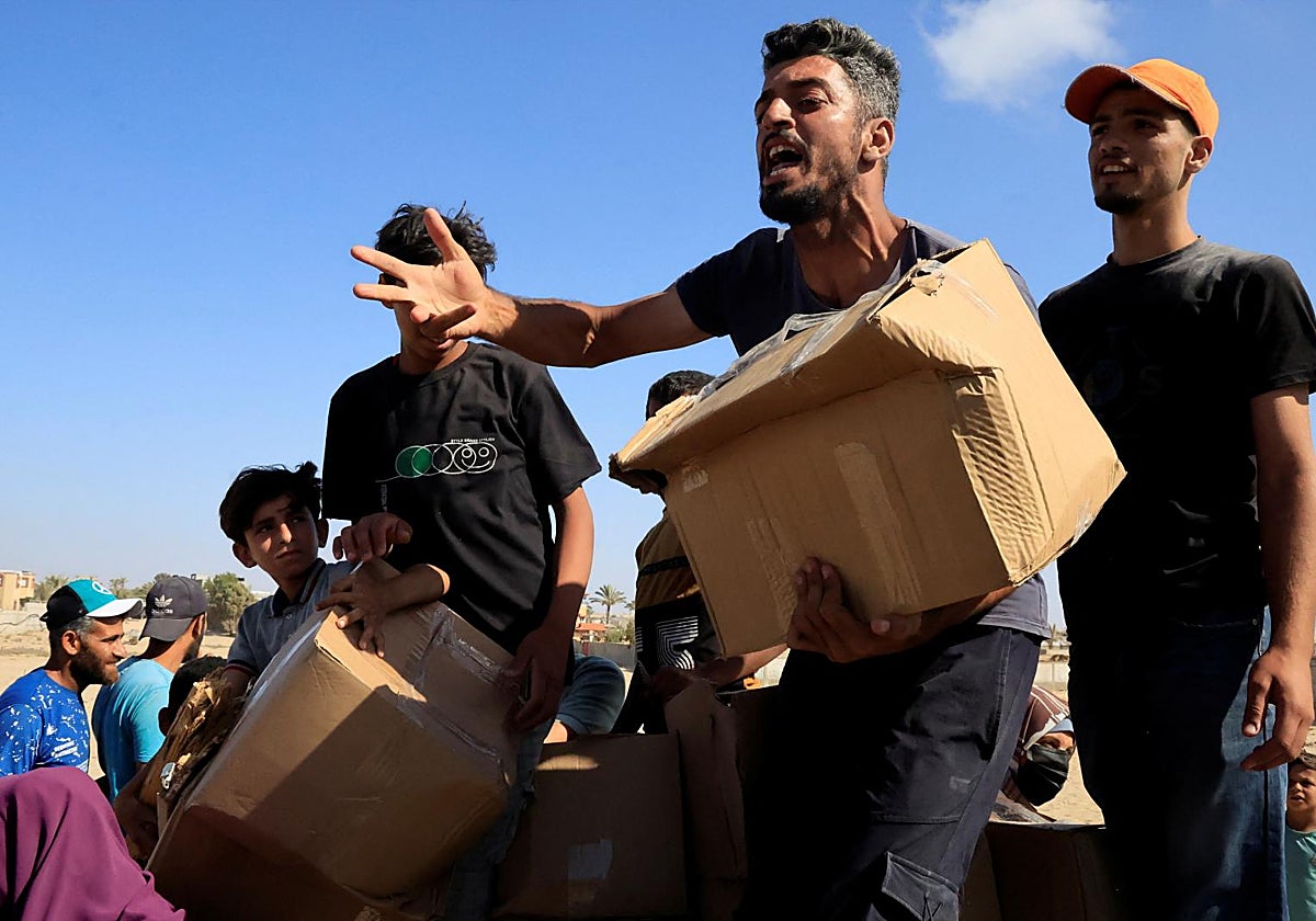 Los palestinos se reúnen cerca de un centro de distribución de ayuda gestionado por la Fundación Humanitaria de Gaza, respaldada por Estados Unidos, en Rafah