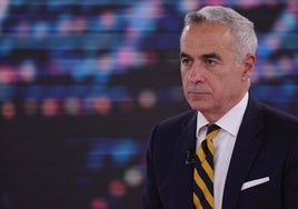 El político rumano de derecha radical Calin Georgescu anuncia su retirada
