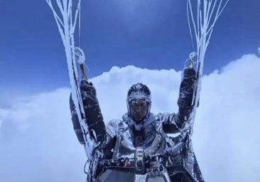 Un parapentista chino sobrevive después de subir hasta 8.600 metros de altitud tras ser succionado por una nube