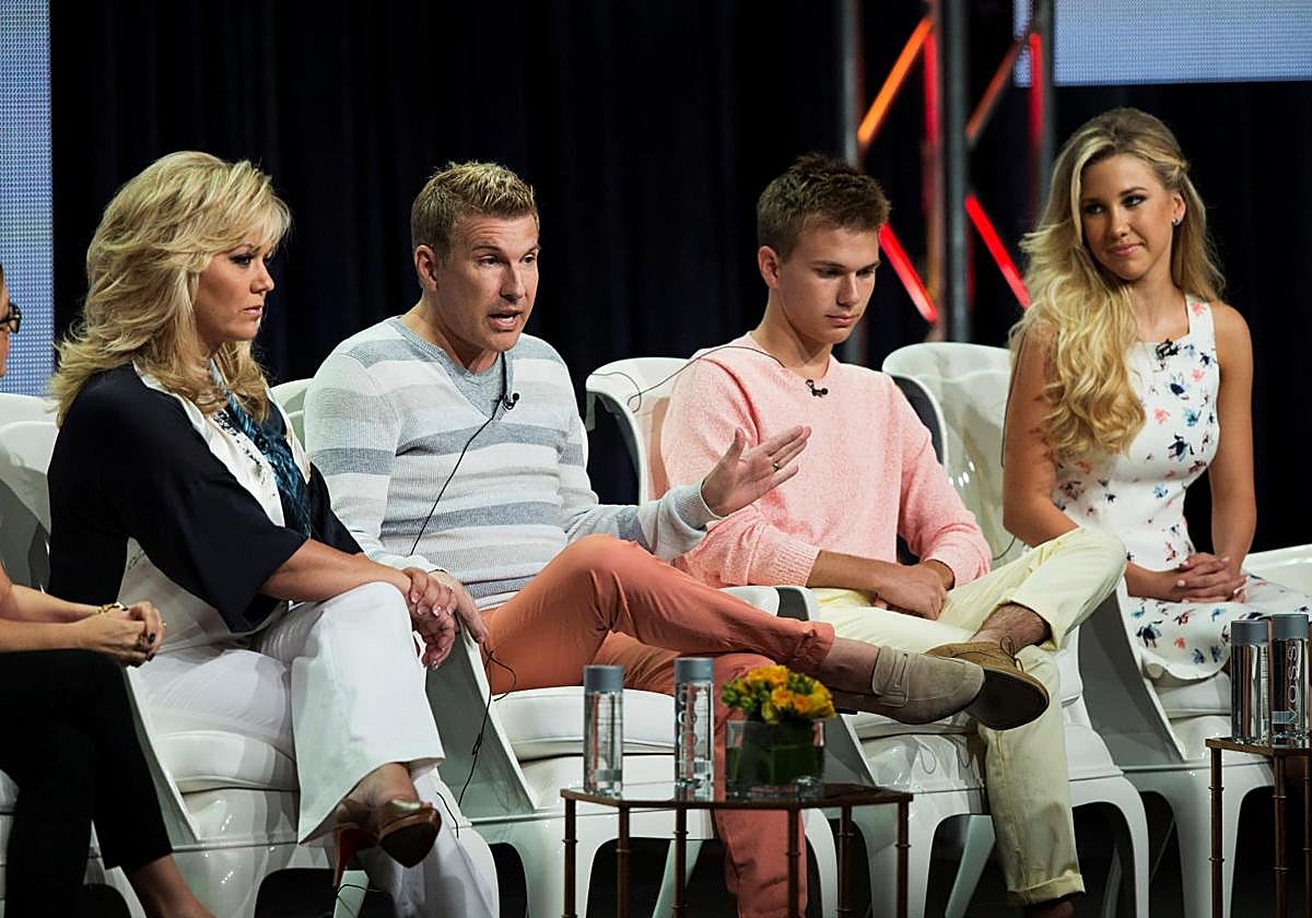 Todd Chrisley habla junto a su esposa Julie y sus hijos Chase y Savannah en un panel de la serie de televisión de EE.UU.