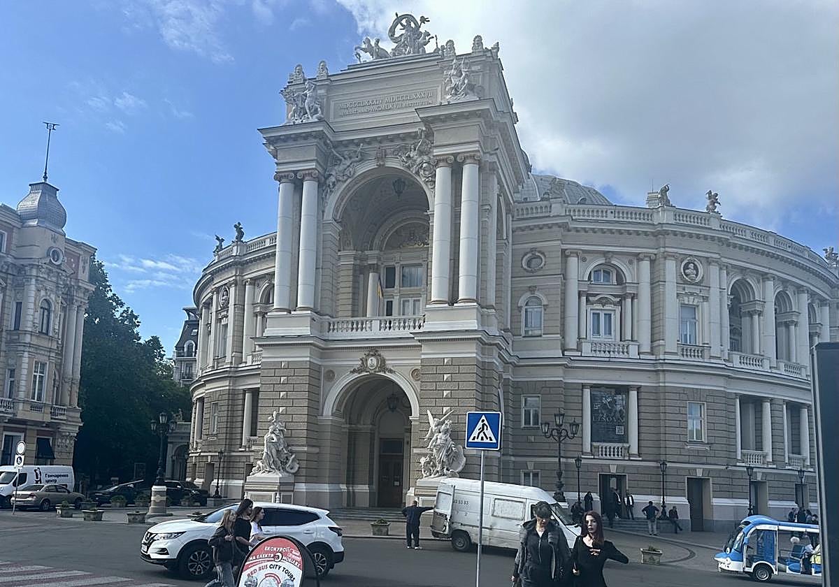 La vida continúa en la monumental ciudad de Odesa, pero los ataques rusos rompen la normalidad