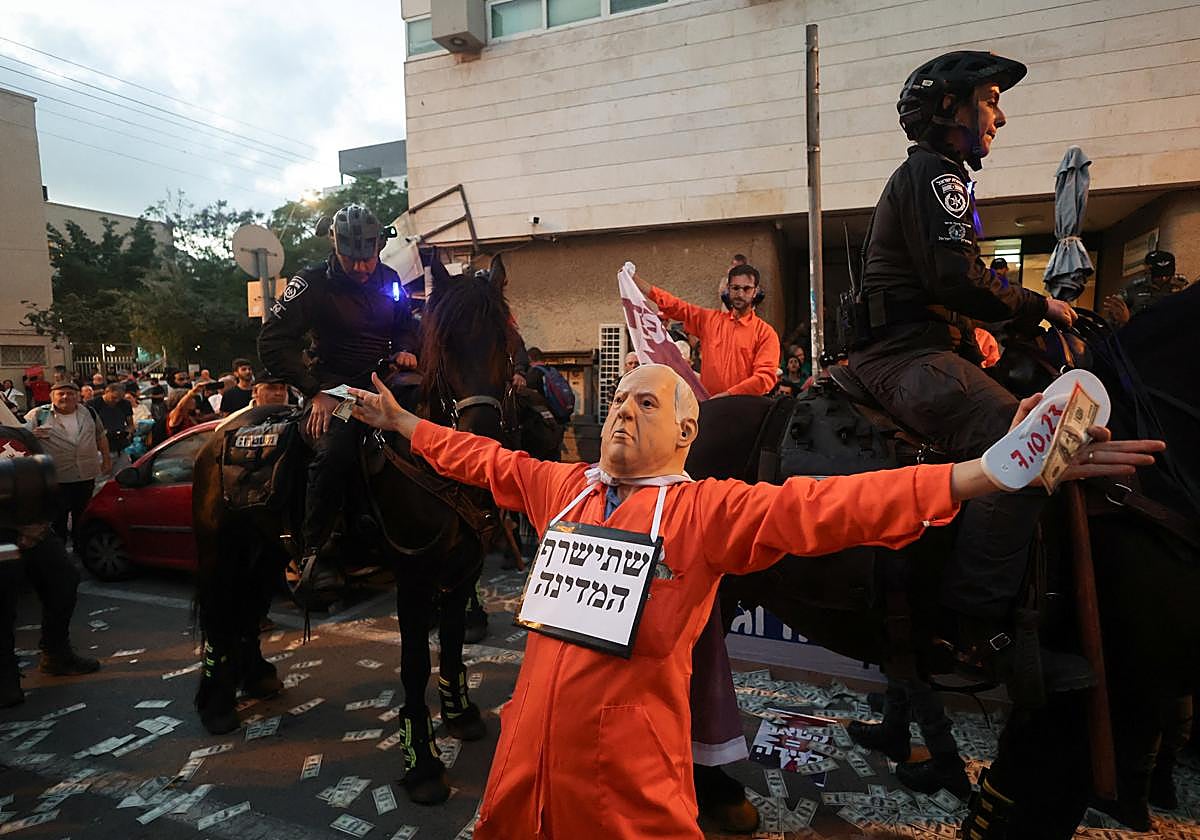 Un manifestante porta la máscara de Benjamin Netanyahu