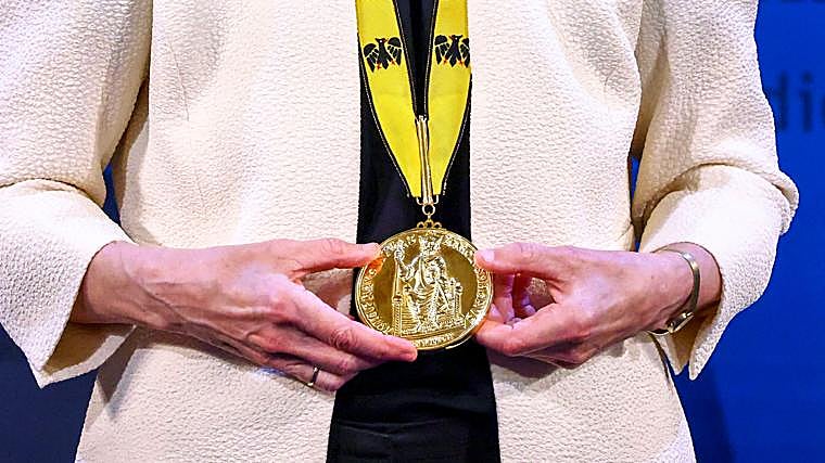 La presidenta de la Comisión Europea, Ursula von der Leyen, sostiene una medalla en reconocimiento del premio Carlomagno