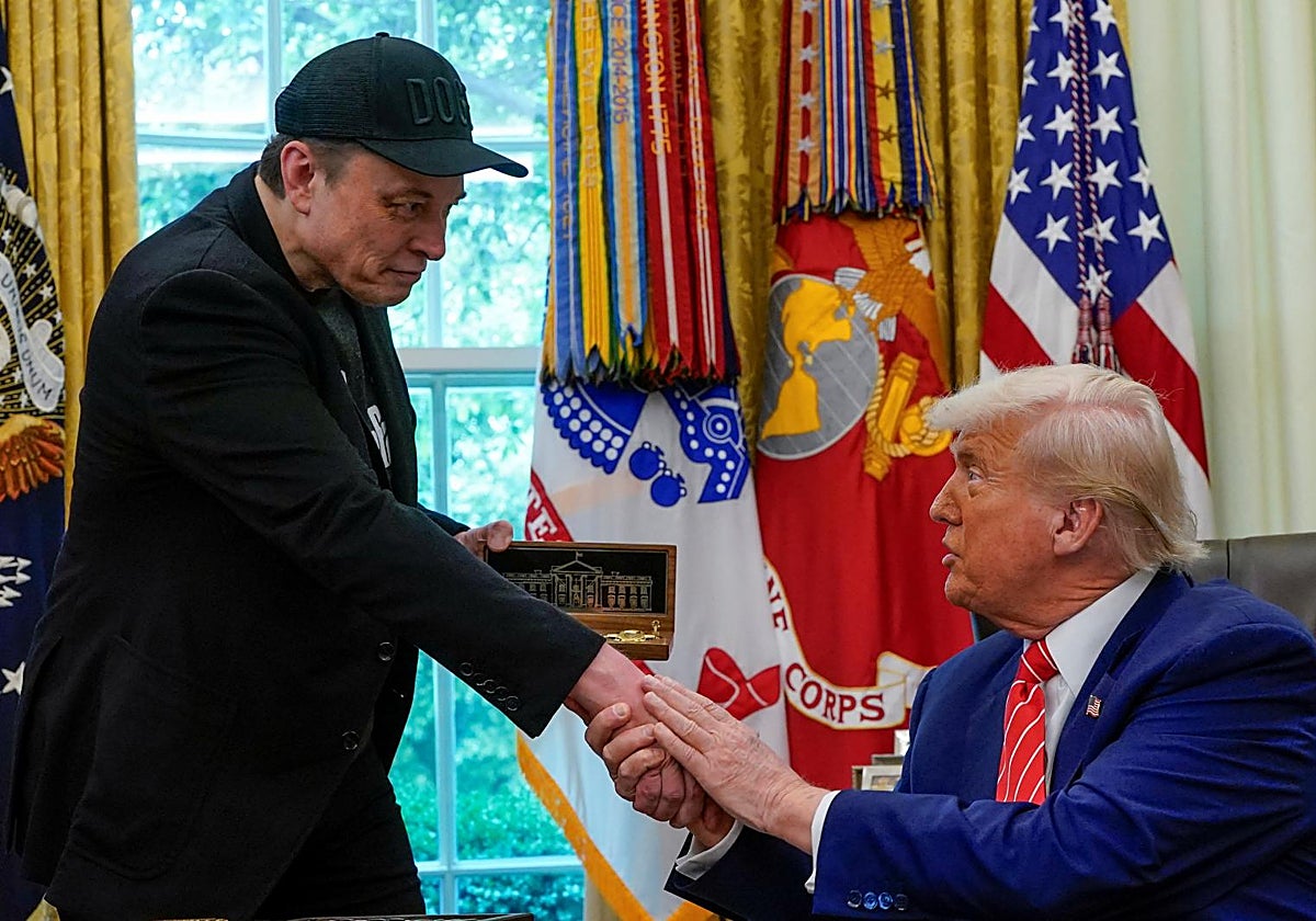 El presidente Trump estrecha la mano de quien ha sido uno de sus más cercanos colaboradores en este segundo mandato, Elon Musk