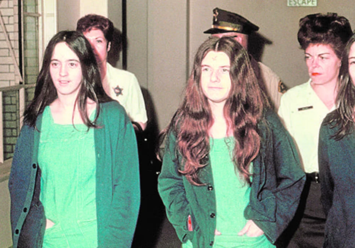 De izq. a dcha., Susan Atkins y Patricia Krenwinkel