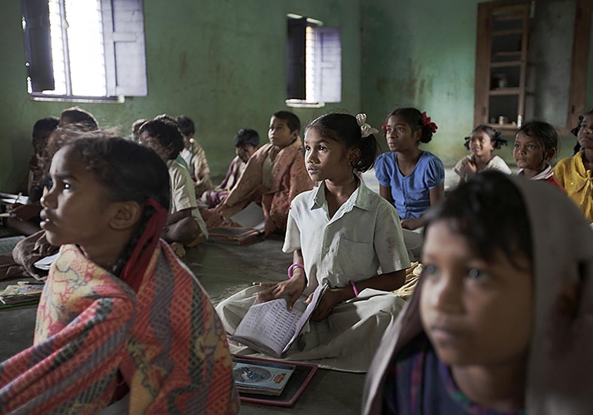 Chhattisgarh, India. Niños y niñas asisten a clase en una escuela rural apoyada por ONG locales con financiación de Usaid. La retirada de la agencia estadounidense ha puesto fin a numerosos programas educativos en zonas de difícil acceso, afectando directamente a la escolarización infantil
