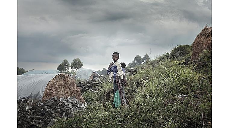 Goma, República Democrática del Congo. Una mujer camina entre las tiendas de campaña del asentamiento. La población desplazada en la región recibía apoyo en alimentación, salud y refugio a través de programas financiados por Usaid. La suspensión de fondos ha agravado la situación humanitaria en estos campos