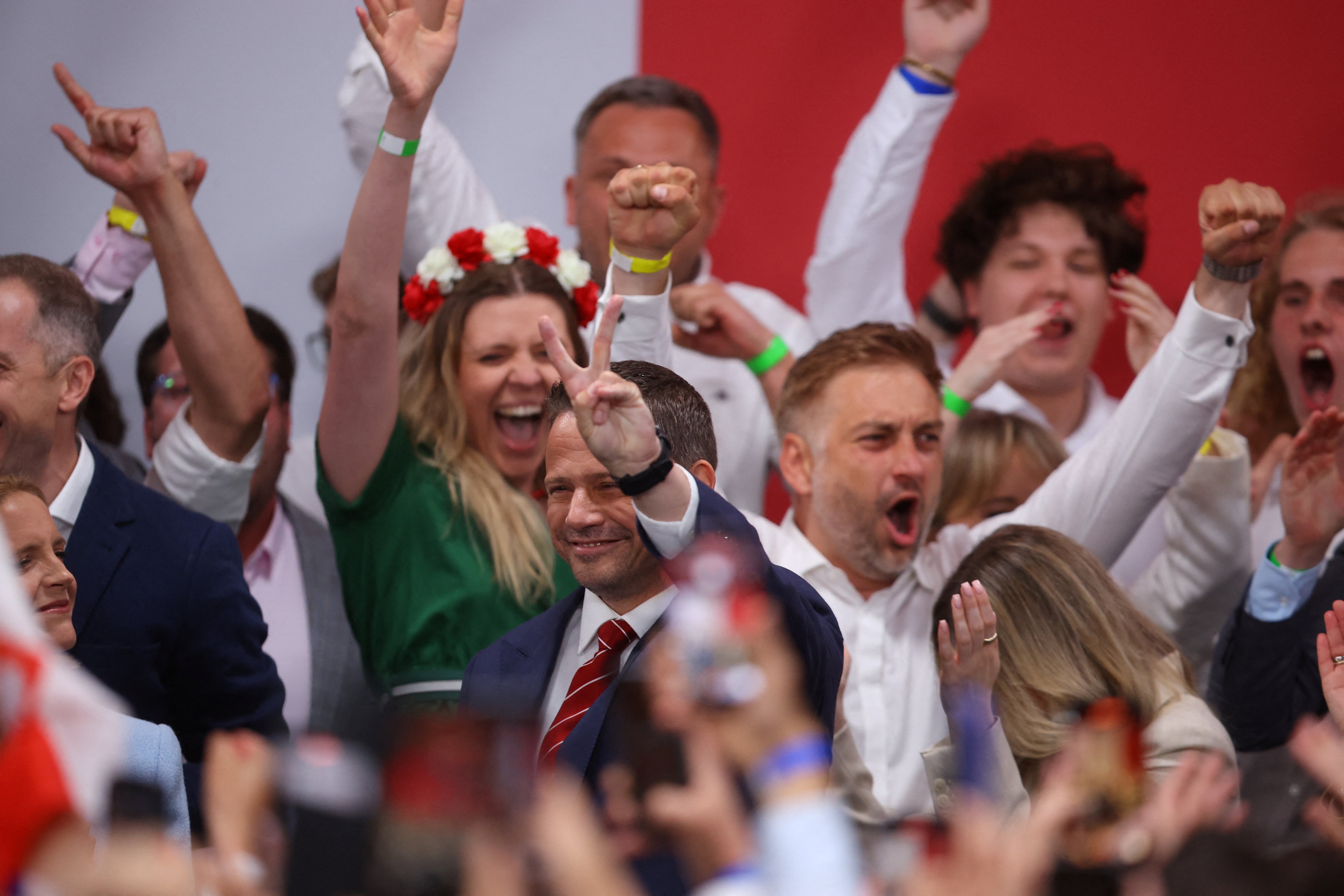Rafal Trzaskowski, en el centro, festejó su triunfo nada más conocer los primeros sondeos