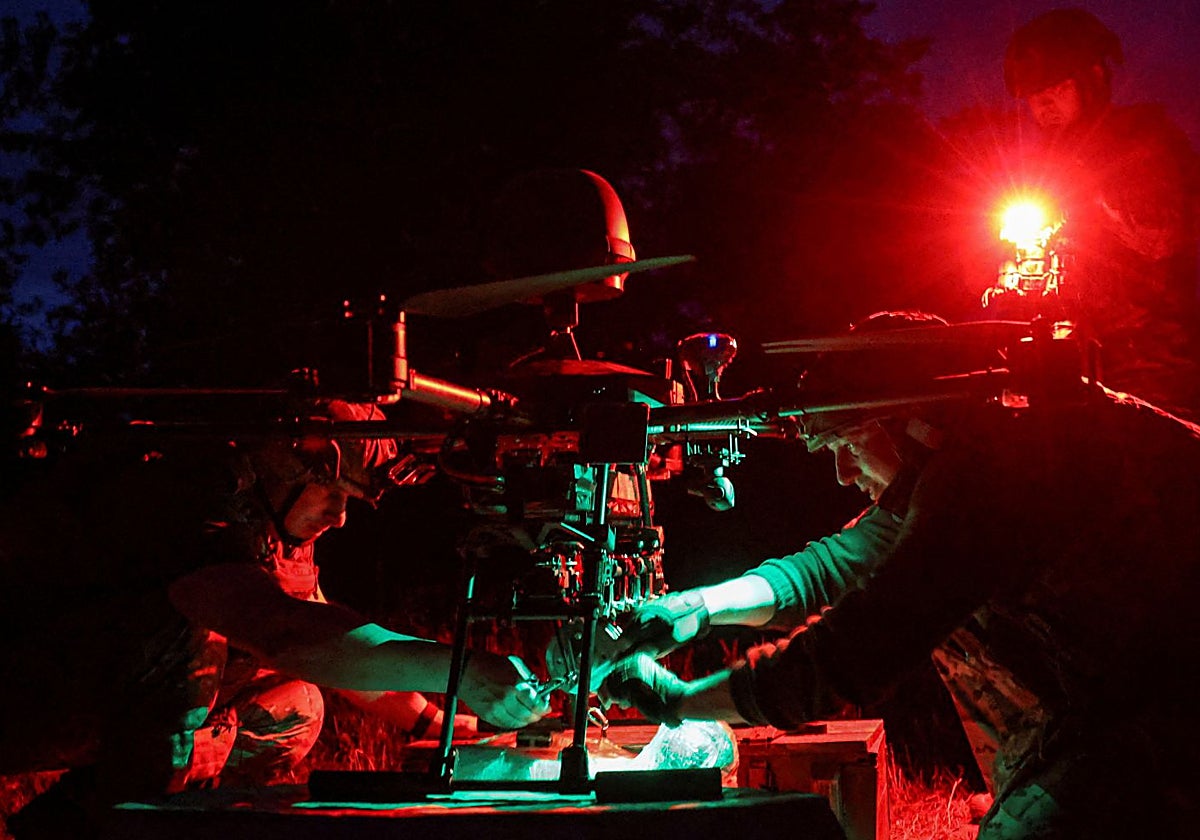 Policías de la Brigada 'Khyzhak' preparan un dron de combate Vampire para entregar municiones y alimentos a sus compañeros de armas a una posición cercana a la ciudad de Toretsk, en primera línea del frente