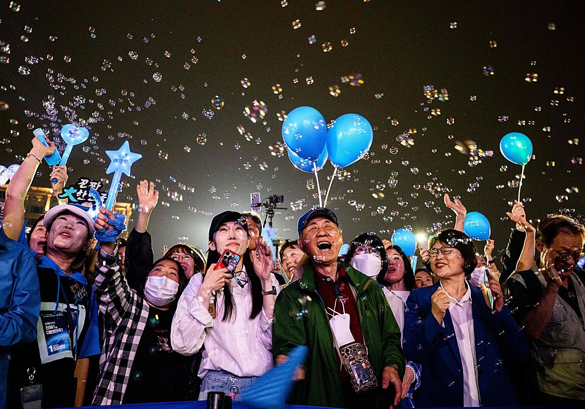 Los seguidores de Lee Jae-myung celebran el lunes por la noche el cierre de campaña