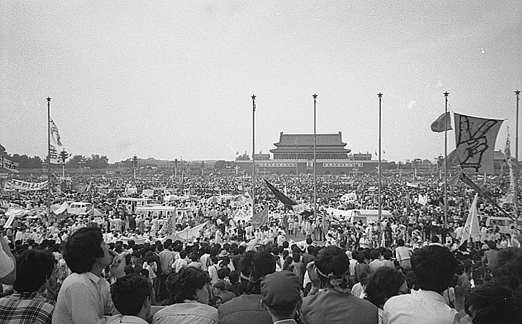 Imagen principal - Dos imágenes de la revuelta de Tiananmen, tomadas por el escritor, que actualmente vive en Londres