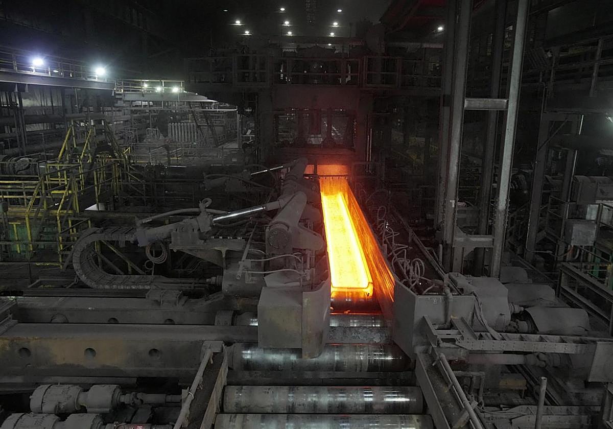 Procesamiento de acero en una fábrica de acero de Nucor en Blytheville, Arkansas, EE.UU.