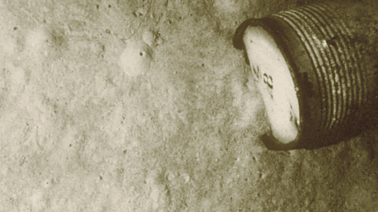 Fotografía de uno de los barriles encontrados por IFREMER en 1985