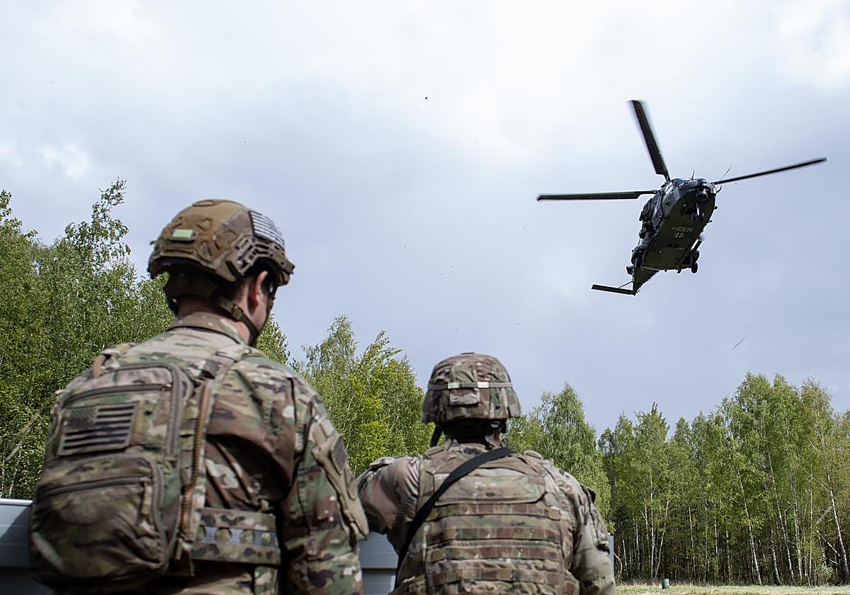 Demostracion de la Brigada de aviacion y helicopteros de Alemania ysoldados de EStados Unidos