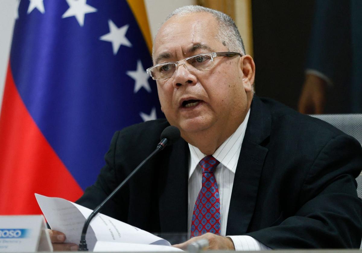 El presidente del Consejo Nacional Electoral (CNE), Elvis Amoroso, anuncia que se celebrarán las elecciones