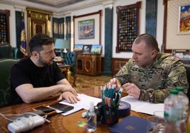 Zelenski reorganiza la cúpula militar tras el ataque ruso contra Sumi