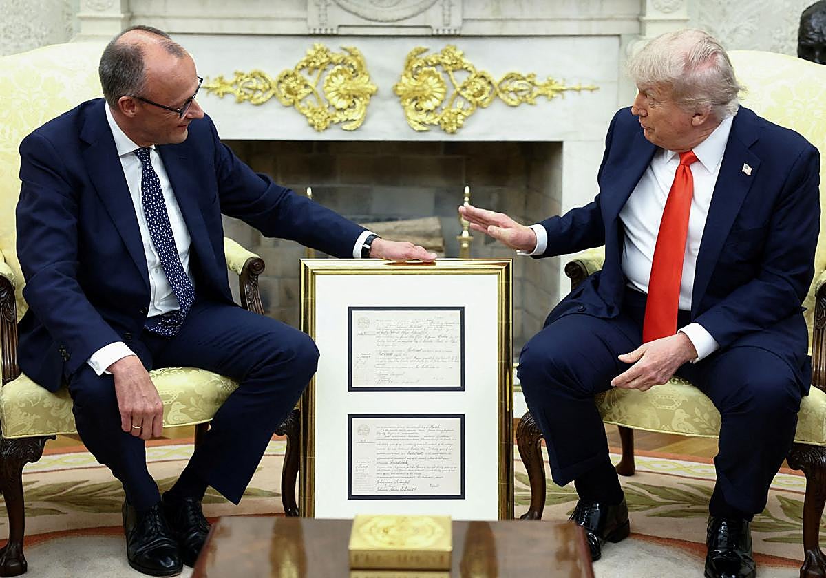 El presidente de Estados Unidos, Donald Trump, recibe al canciller alemán, Friedrich Merz, en el Despacho Oval