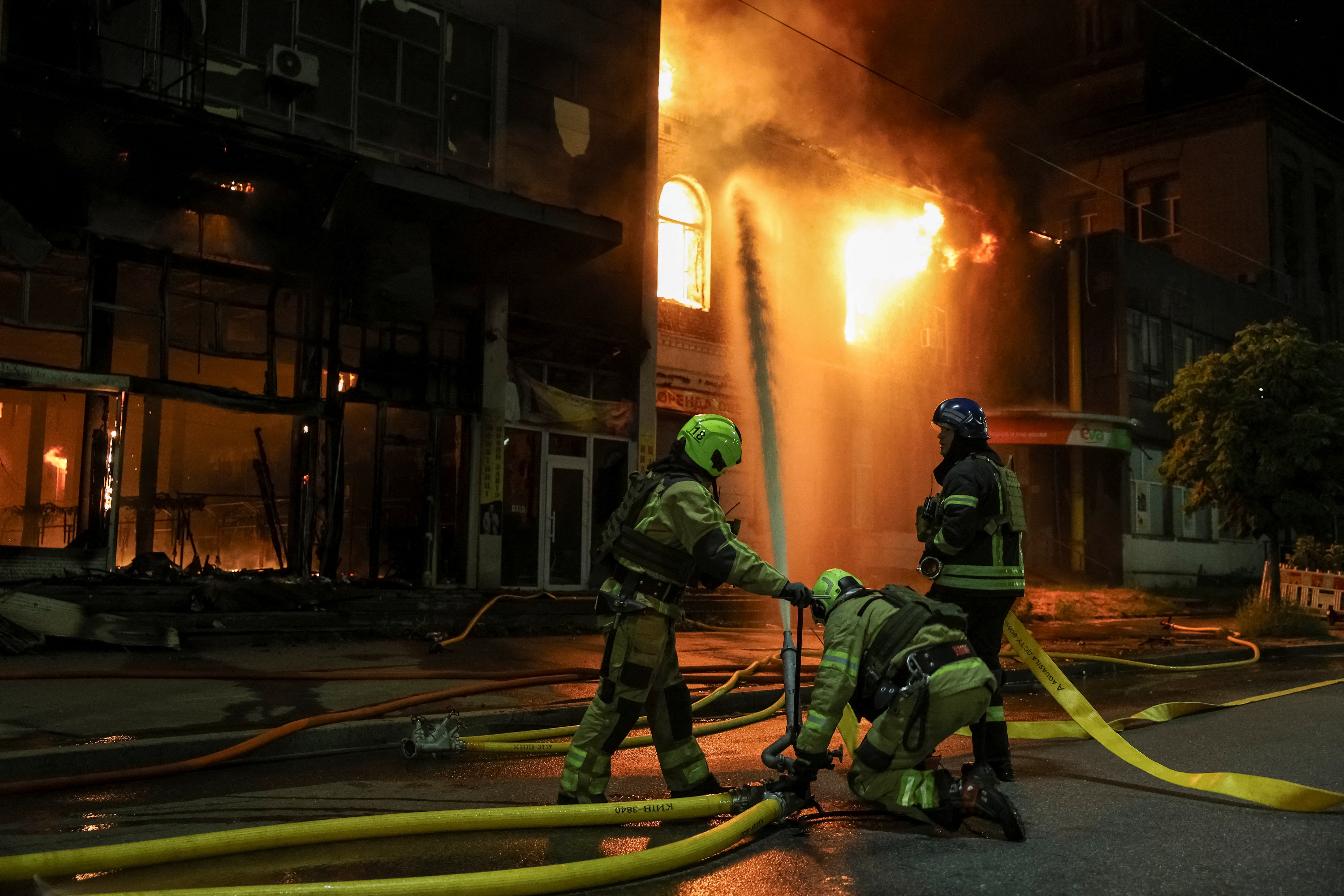 Bomberos ucranianos tratan de apagar un incendio provocado por el impacto de un dron ruso en Kiev