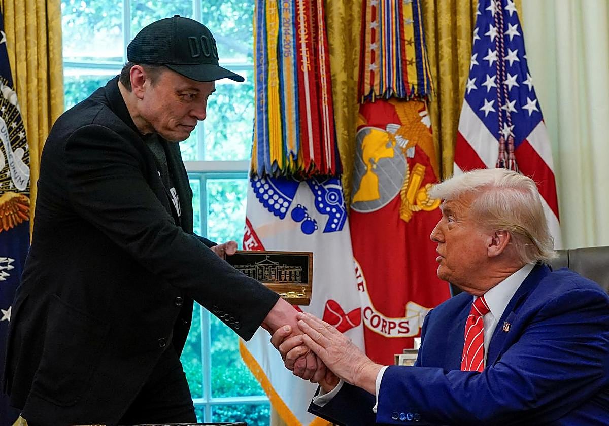 Elon Musk y Donald Trump dándose la mano en el Despacho Oval en su última rueda de prensa juntos