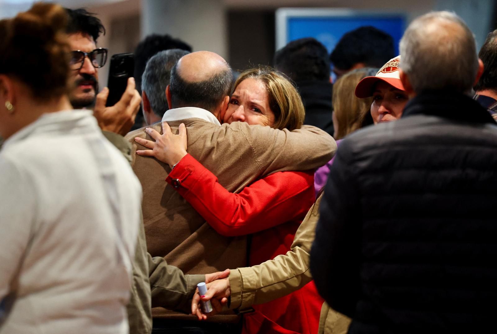 Un grupo de personas reacciona tras recibir información sobre la operación del senador colombiano Miguel Uribe Turbay, del partido opositor Centro Democrático, en el hospital de la Fundación Santa Fe.