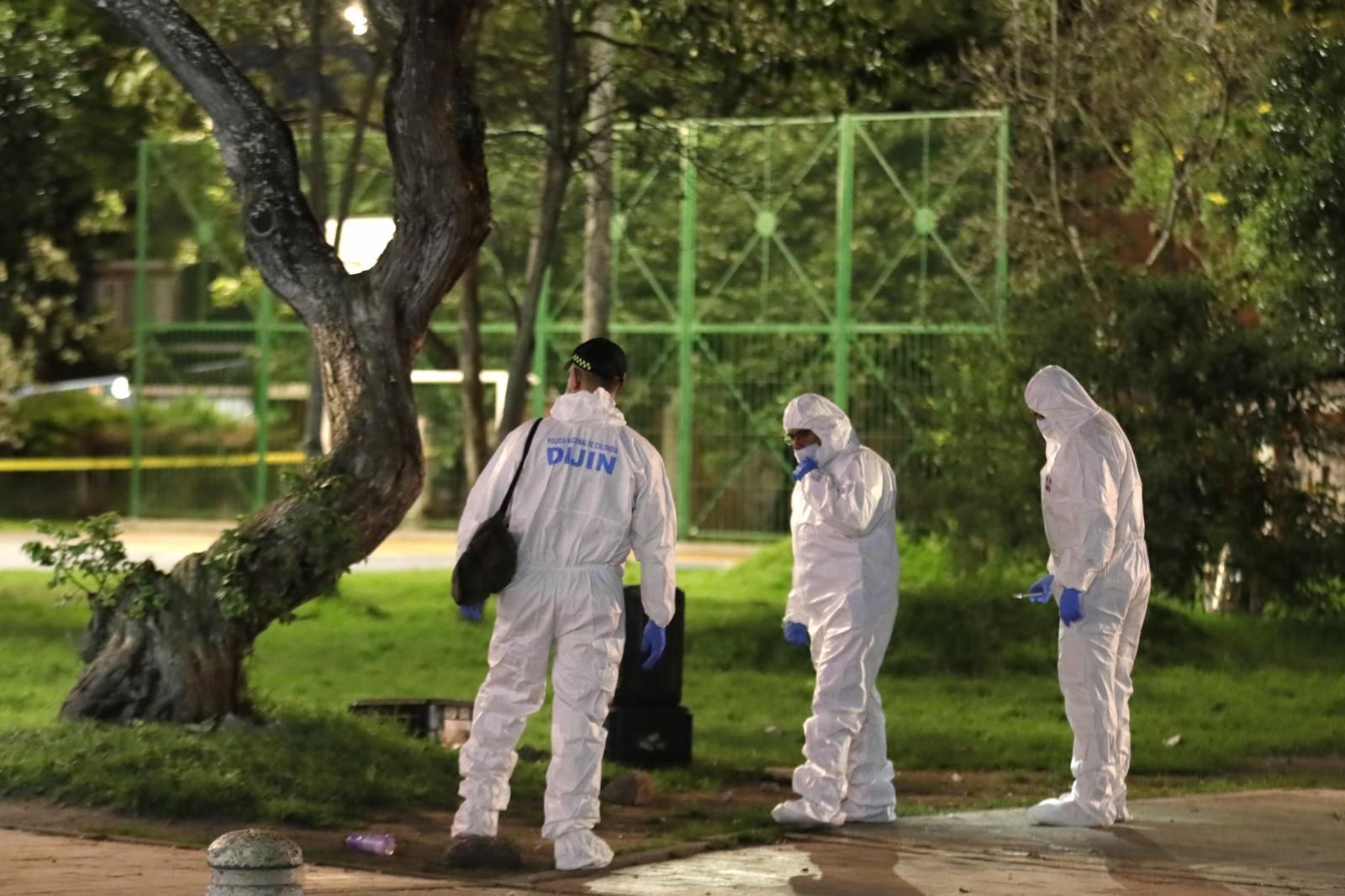 Integrantes de la Dirección de Investigación Criminal e Interpol (DIJIN) llegan a la zona donde se presentó el atentado contra el senador Miguel Uribe