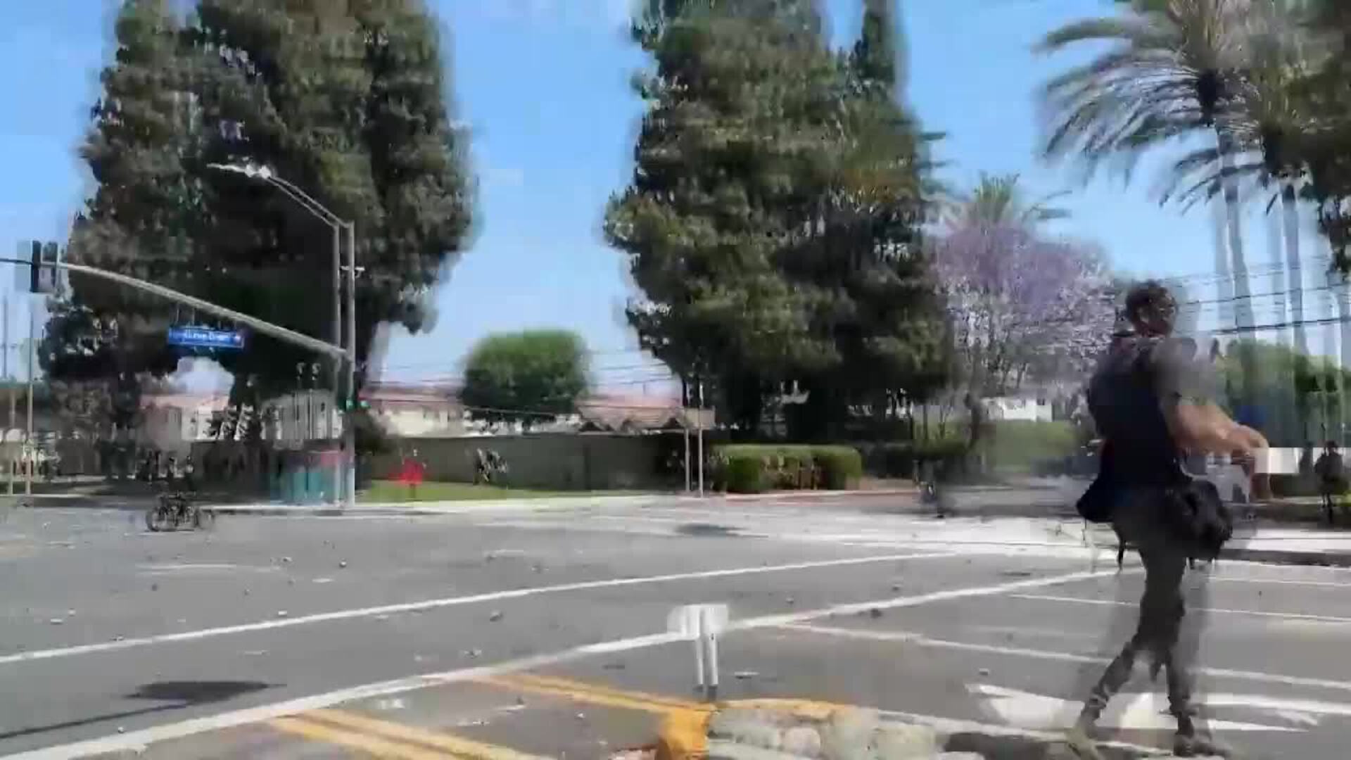 La protesta contra agentes de Inmigración crece en Los Ángeles en segundo día de redadas