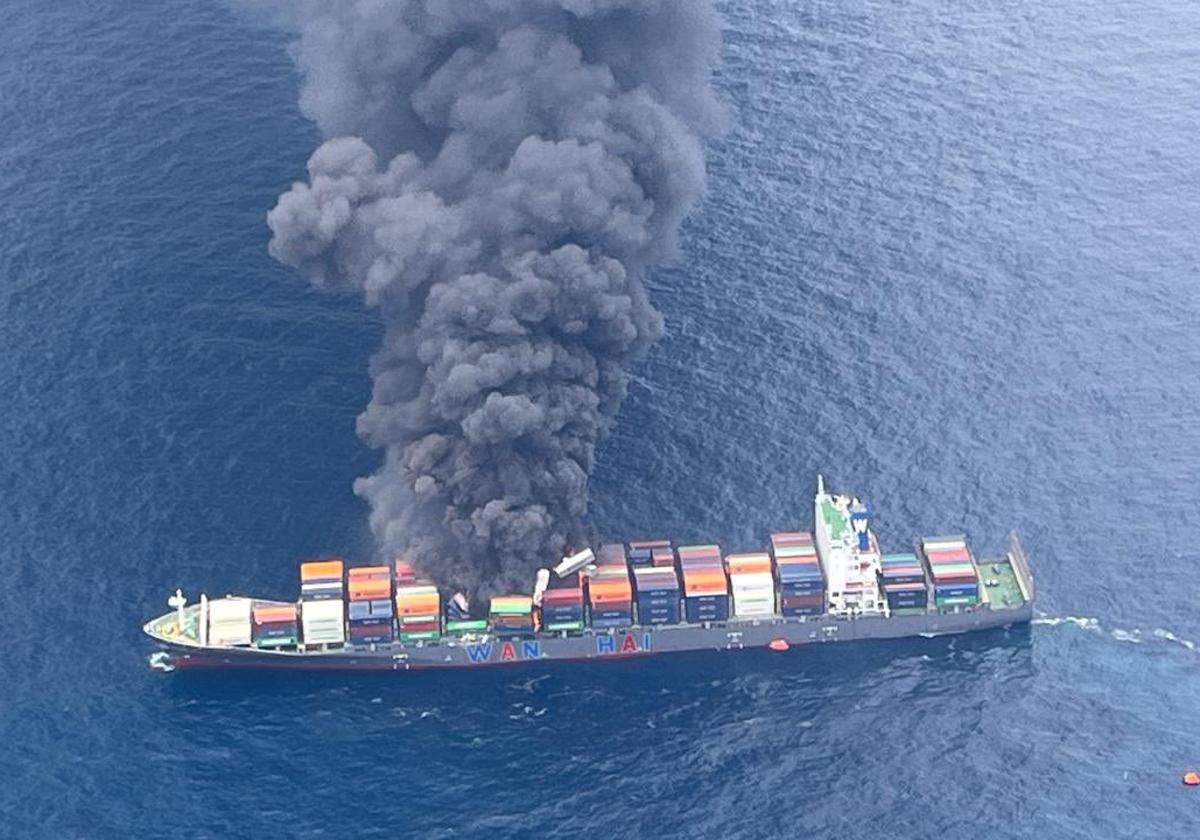 El carguero incendiado
