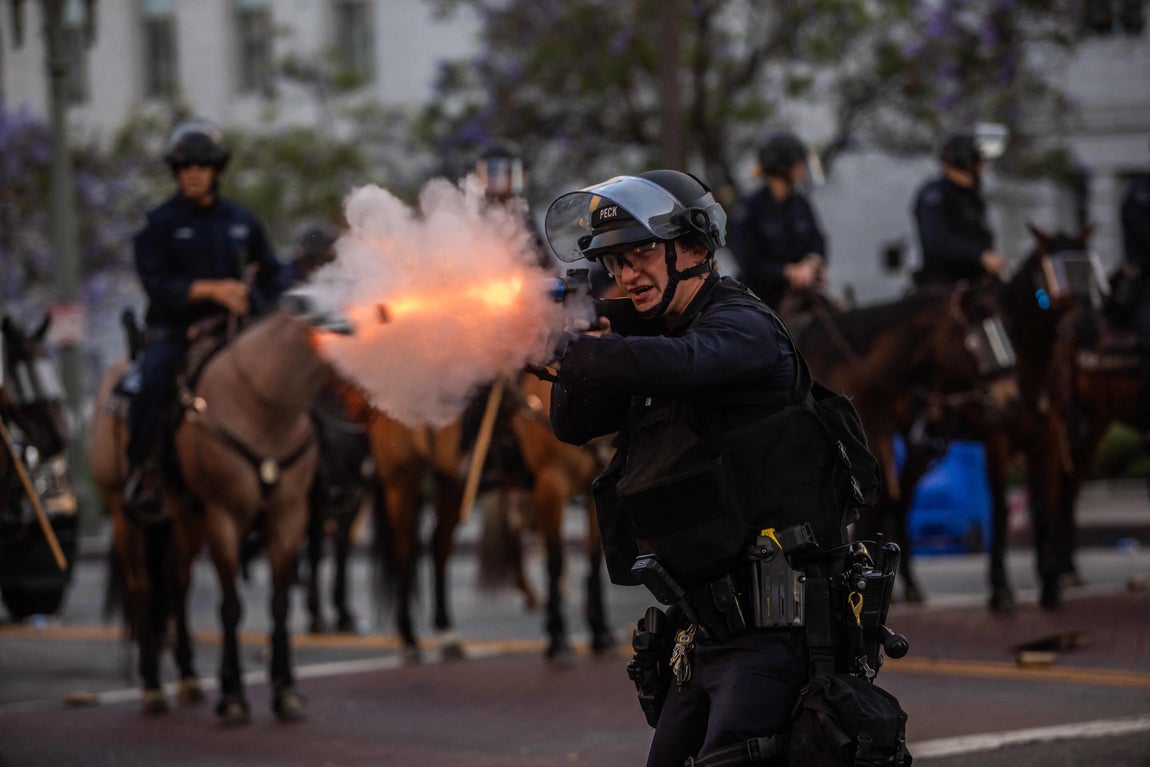 Un policía realiza varios disparos.