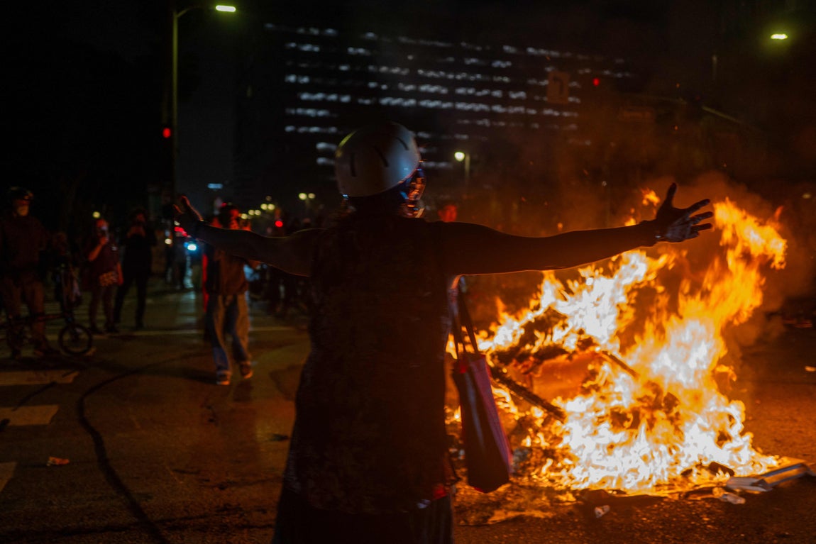Un agitador, frente a uno de los fuegos provocados.