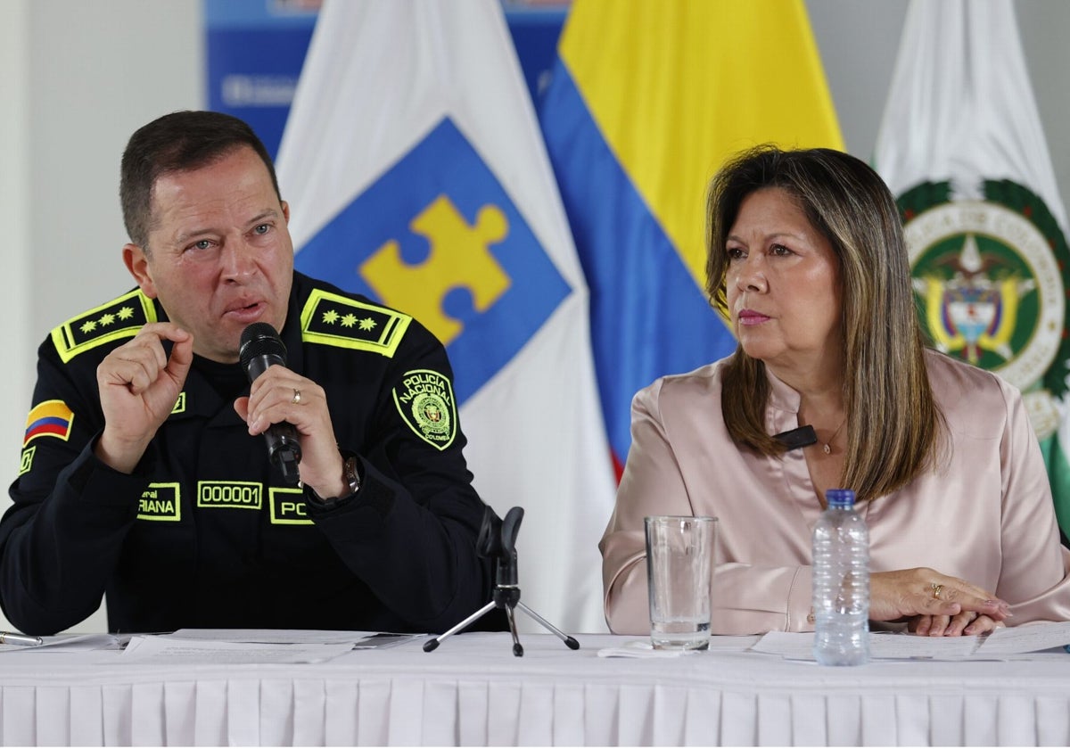 El director general de la Policía, Carlos Fernando Triana (i), habla junto a la fiscal general de Colombia, Luz Adriana Camargo, durante una rueda de prensa este lunes, en Bogotá